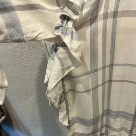 TWO by Vince Camuto Plaid Ruffle Sleeve Top size Medium - Picture 5 of 9